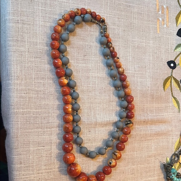 Elegant Multicolor Beaded Necklace - Picture 2 of 2